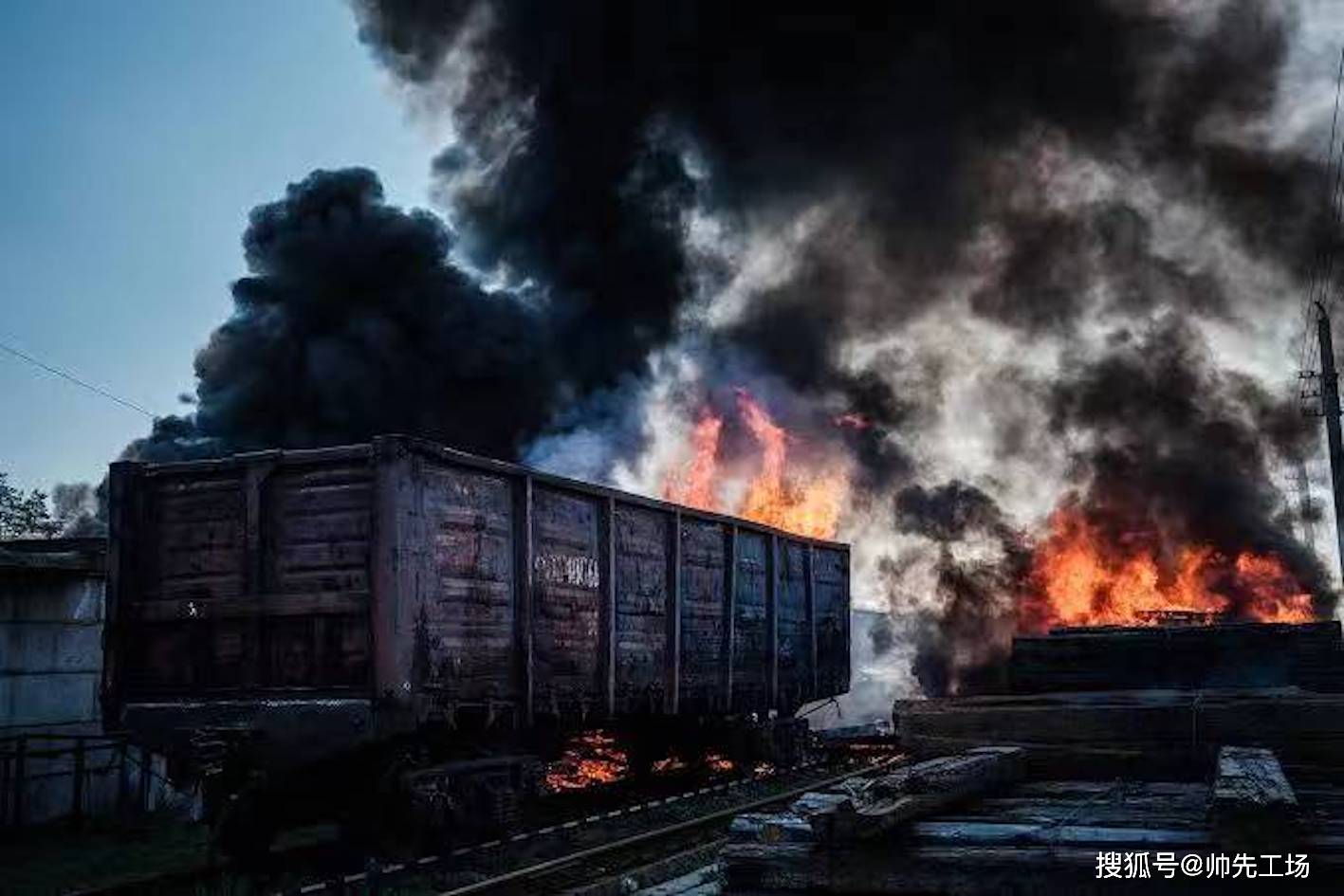 罗马尼亚VS乌克兰_凌晨2点罗马尼亚VS乌克兰,罗马尼亚军列开进乌克兰剧烈爆炸:现场有大群西方军人