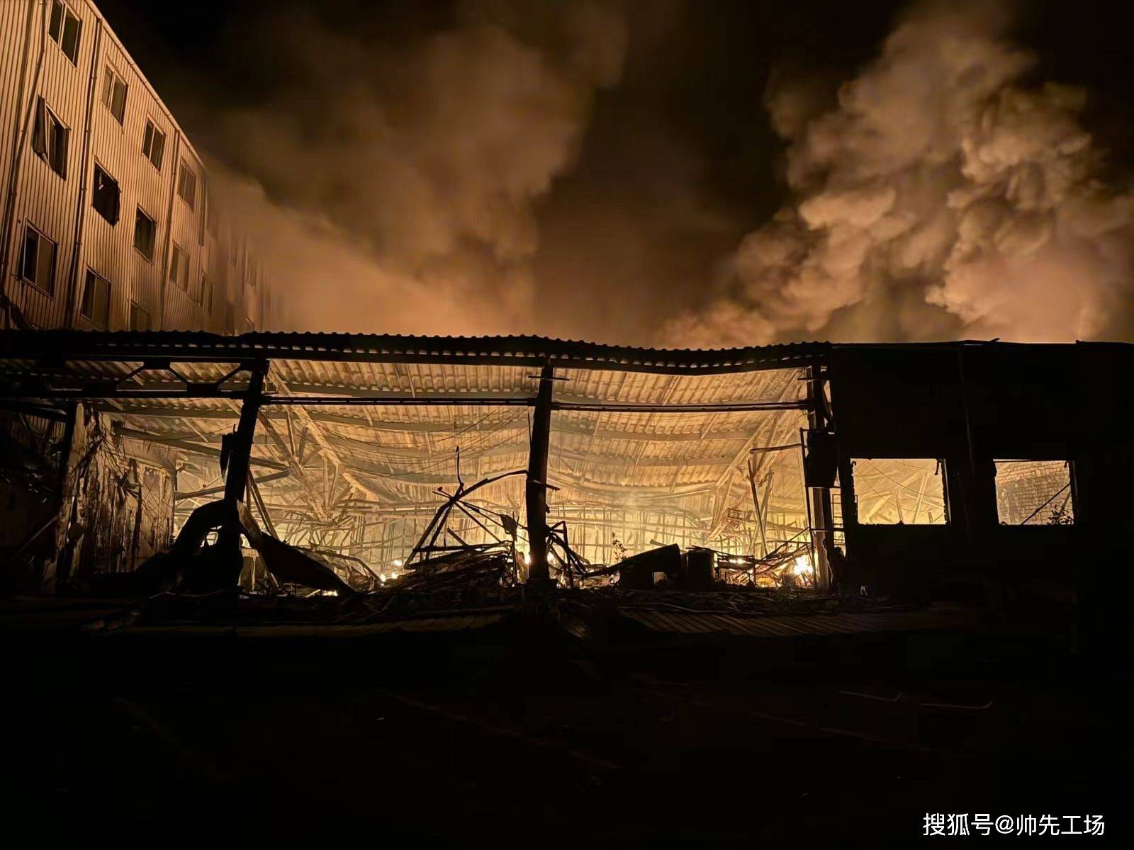 罗马尼亚VS乌克兰_凌晨2点罗马尼亚VS乌克兰,罗马尼亚军列开进乌克兰剧烈爆炸:现场有大群西方军人