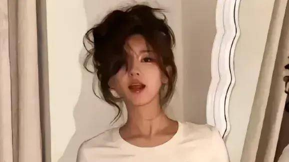 皇冠信用网登1_赵露思澳门范思哲开业亮相皇冠信用网登1,优雅魅力登娱乐热榜1