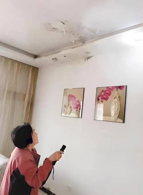 皇冠返水_中间楼层业主家返水皇冠返水,物业无责