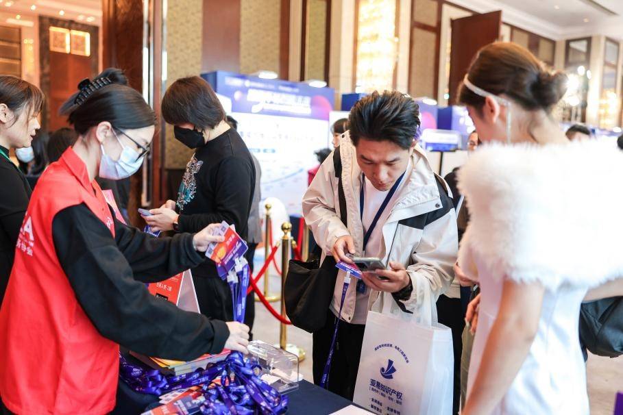 皇冠足球平台_超燃皇冠足球平台!2024年欧冠总决赛全程直播!足球赛事直播平台推荐