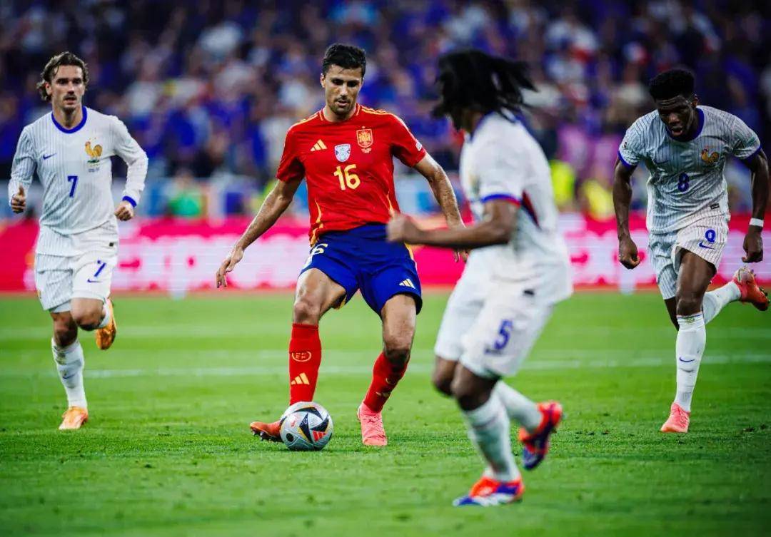 欧洲杯足球平台_足球——【艾盈球】欧洲杯决赛:足球正义大战完美反派欧洲杯足球平台?