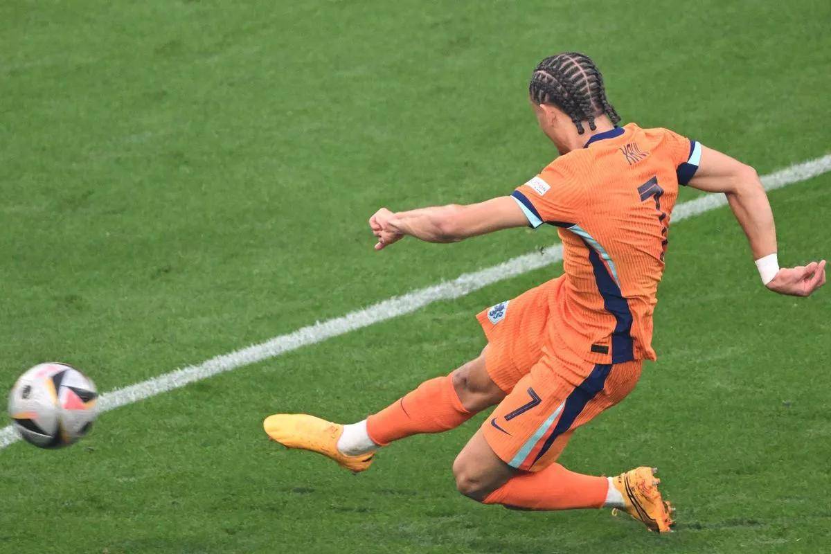 皇冠登1登2登3申请_2-1!欧洲杯绝杀书写传奇:西蒙斯抢眼皇冠登1登2登3申请,赖斯梦游,福登超神