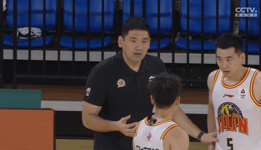 足球独赢_终于赢了!山东男篮狂胜34分足球独赢,状元郎独砍13+8,新援首秀拿下13+5