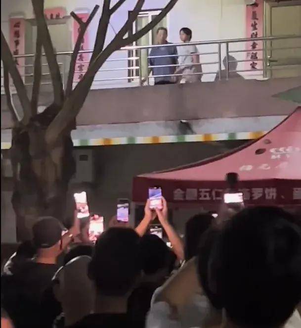 皇冠信用网正网_深夜被堵门的全红婵皇冠信用网正网,正惨遭全网疯狂“围猎”!