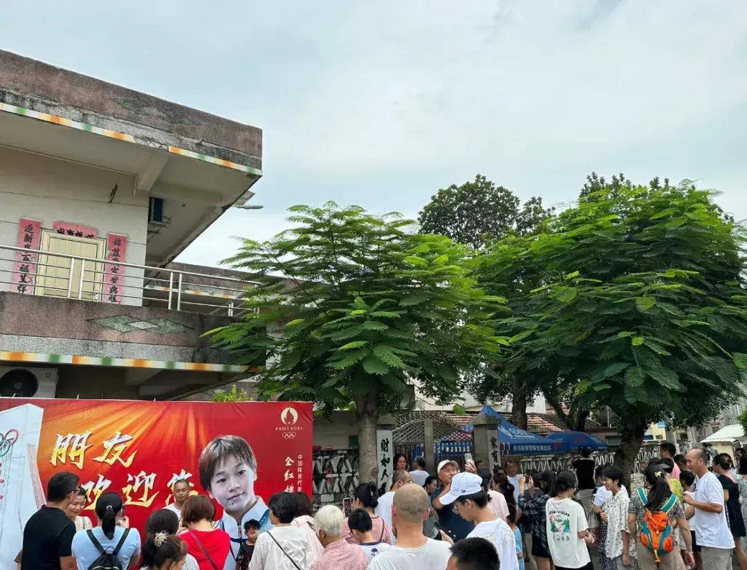 皇冠信用网正网_深夜被堵门的全红婵皇冠信用网正网,正惨遭全网疯狂“围猎”!