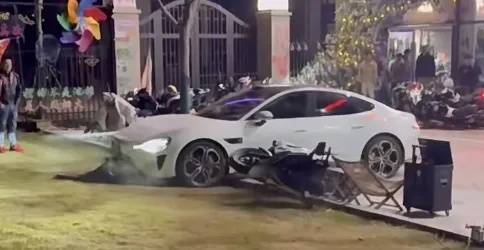 皇冠登3管理出租_男子买新车后在群里炫耀被嘲皇冠登3管理出租,持刀杀害一男子后开车撞向咖啡店?警方通报