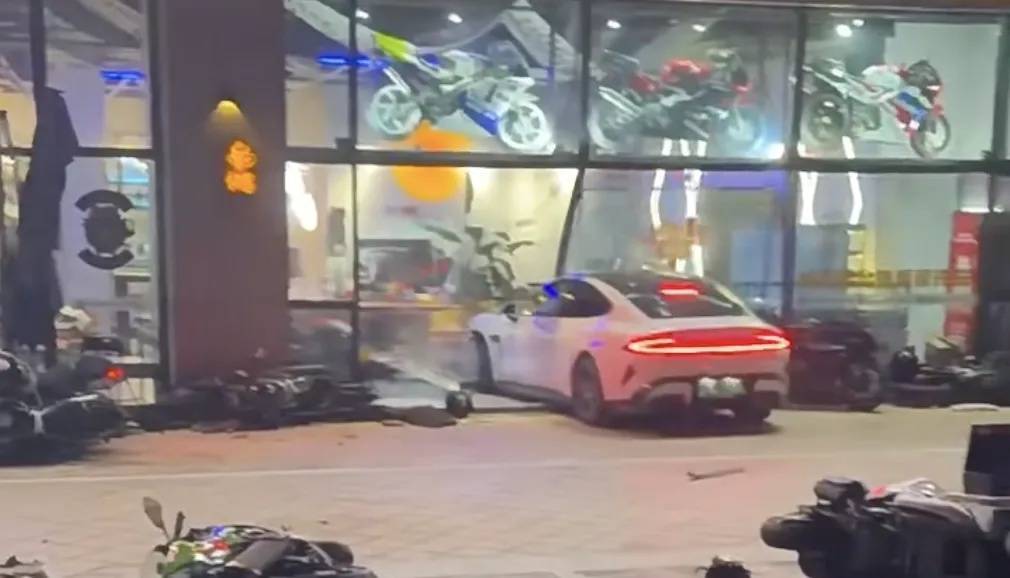 皇冠登3管理出租_男子买新车后在群里炫耀被嘲皇冠登3管理出租,持刀杀害一男子后开车撞向咖啡店?警方通报