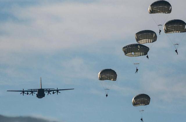 皇冠足球平台在哪里注册_以军伞兵从天而降!深夜杀入敌军老巢皇冠足球平台在哪里注册,一开门,差一点被反杀