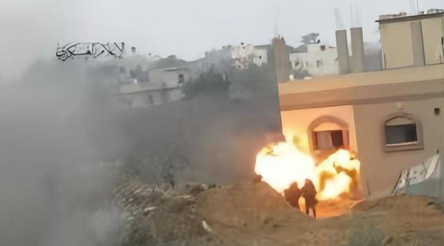 皇冠足球平台在哪里注册_以军伞兵从天而降!深夜杀入敌军老巢皇冠足球平台在哪里注册,一开门,差一点被反杀