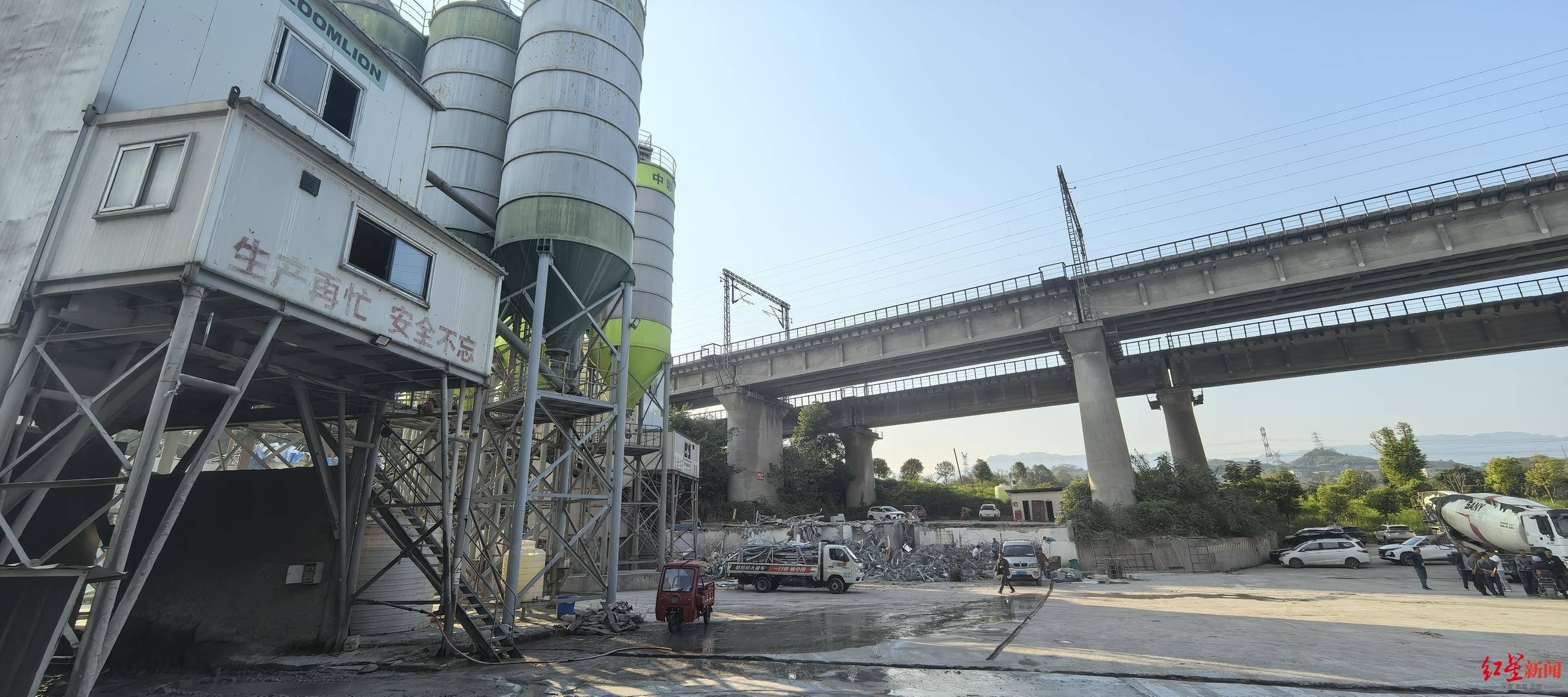 皇冠信用开号_达州一铁路桥下有两家混凝土生产企业令市民忧心:其中一企业违建已全部拆除