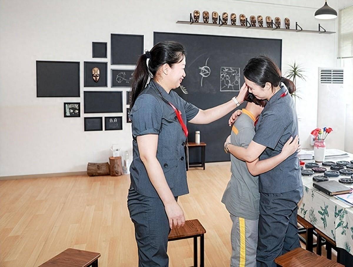 皇冠信用網登2_奶奶去世、爷爷患癌皇冠信用網登2,16岁少女抢劫获刑9个月,泪洒法庭