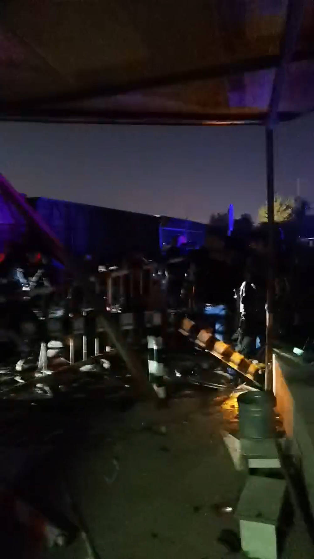 皇冠信用網账号_辽宁葫芦岛市一轿车与火车相撞皇冠信用網账号,当地应急部门:轿车闯入闸口,致2死6伤