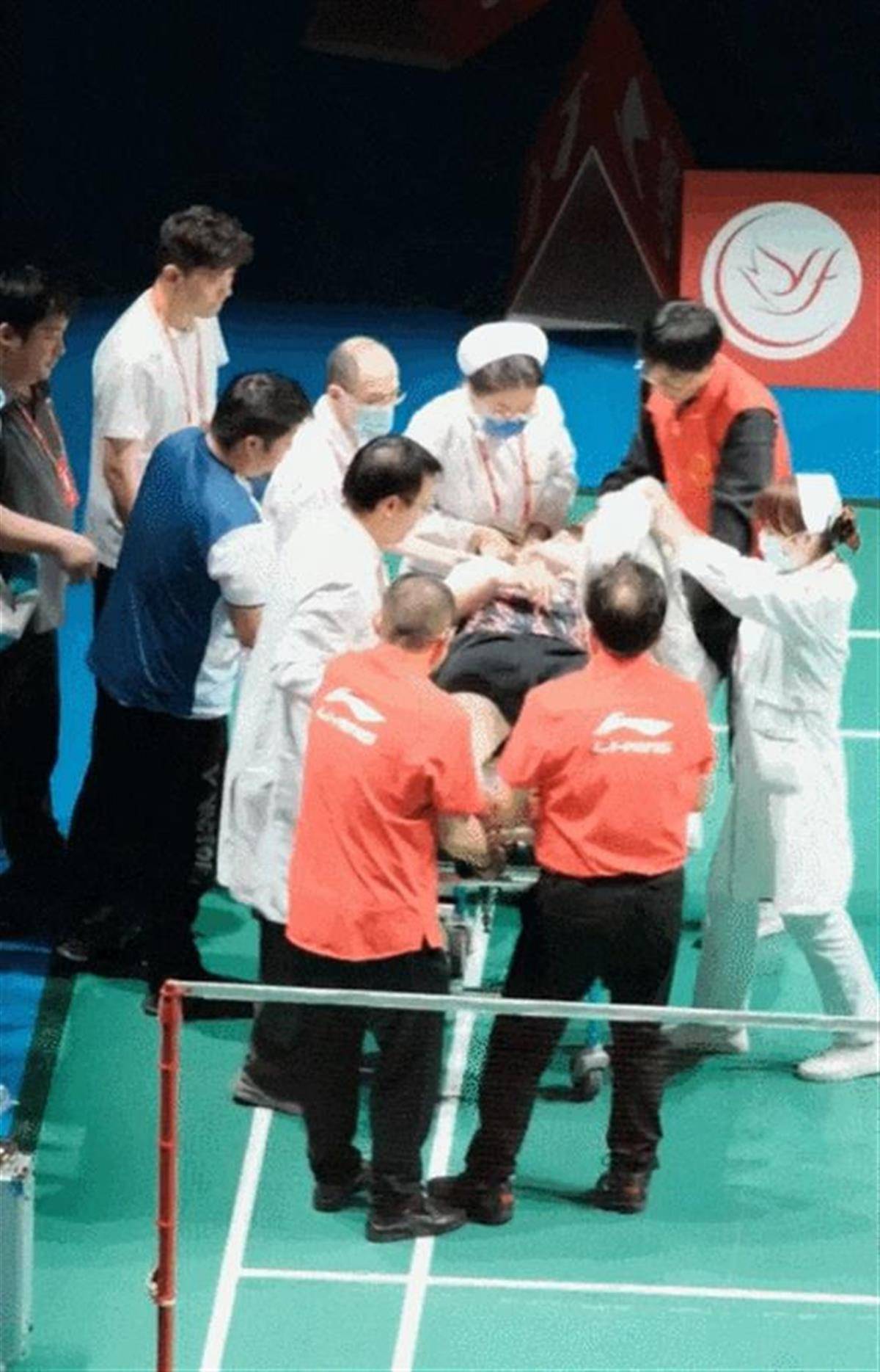 皇冠信用开户_羽毛球世界第一石宇奇比赛中突发意外皇冠信用开户,被担架抬走后留院观察,此前曾遭遇严重伤病
