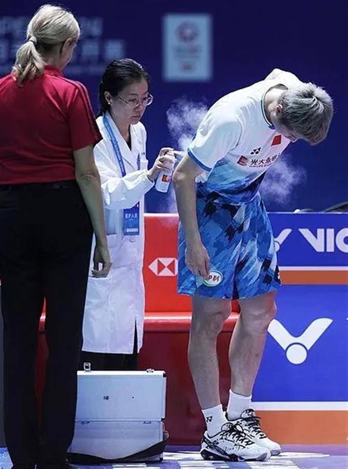 皇冠信用开户_羽毛球世界第一石宇奇比赛中突发意外皇冠信用开户,被担架抬走后留院观察,此前曾遭遇严重伤病