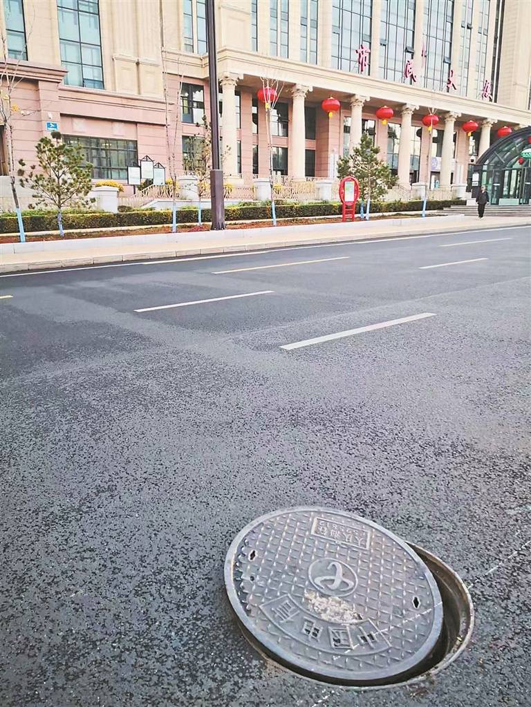 皇冠信用網登3代理_哈尔滨王女士:中山路驾车压到翘边井盖皇冠信用網登3代理,轮胎废了