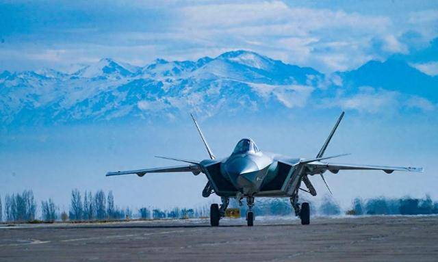 皇冠信用网押金多少_解放军不再藏着掖着皇冠信用网押金多少,西部战区亮出底牌:15架歼20同框亮相