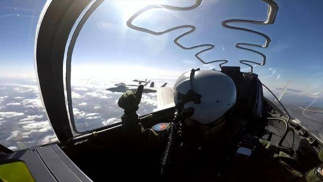 皇冠信用网押金多少_解放军不再藏着掖着皇冠信用网押金多少,西部战区亮出底牌:15架歼20同框亮相