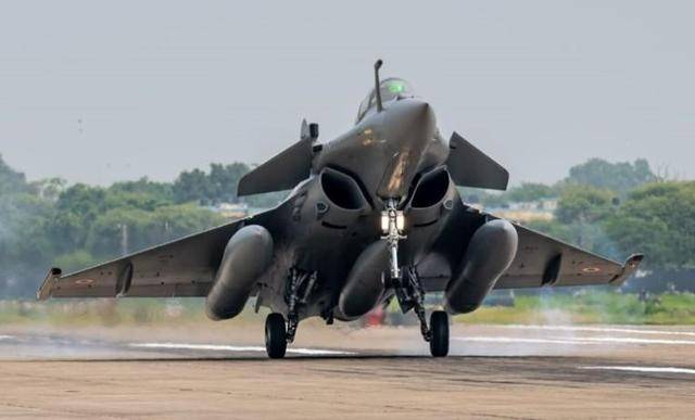 皇冠信用网押金多少_解放军不再藏着掖着皇冠信用网押金多少,西部战区亮出底牌:15架歼20同框亮相