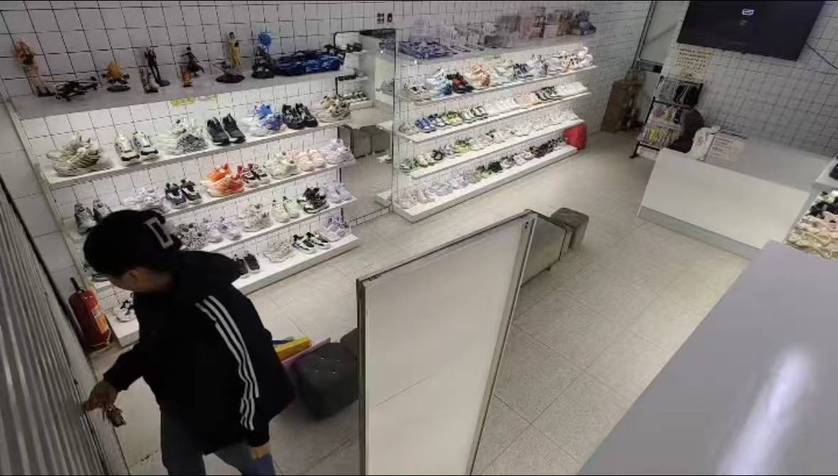 皇冠信用盘押金多少_广东一鞋店老板睡过头皇冠信用盘押金多少,被一群着急看电视的小学生连敲带喊催开门,调皮网友点外卖助攻