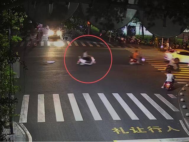 皇冠足球管理平台出租_一女子肇事逃逸后仍去逛街皇冠足球管理平台出租,被抓后竟称:是路人劝我走的