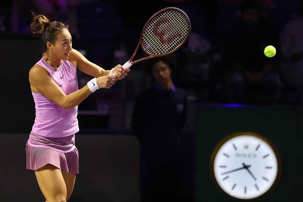 皇冠信用网哪里申请_三盘鏖战击败莱巴金娜皇冠信用网哪里申请!郑钦文迎来职业生涯年终总决赛首胜