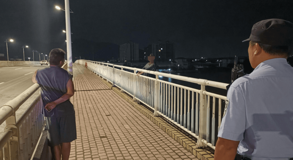 皇冠登录地址_突发!珠海“钓鱼哥”河边钓鱼皇冠登录地址,突然丢下鱼竿拔腿就跑……