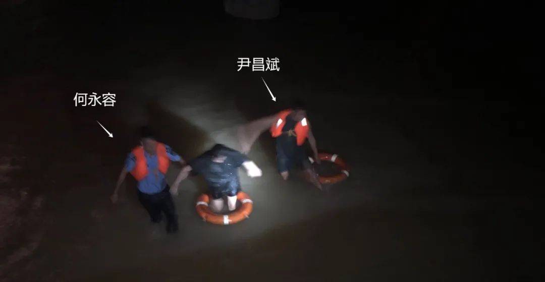 皇冠登录地址_突发!珠海“钓鱼哥”河边钓鱼皇冠登录地址,突然丢下鱼竿拔腿就跑……