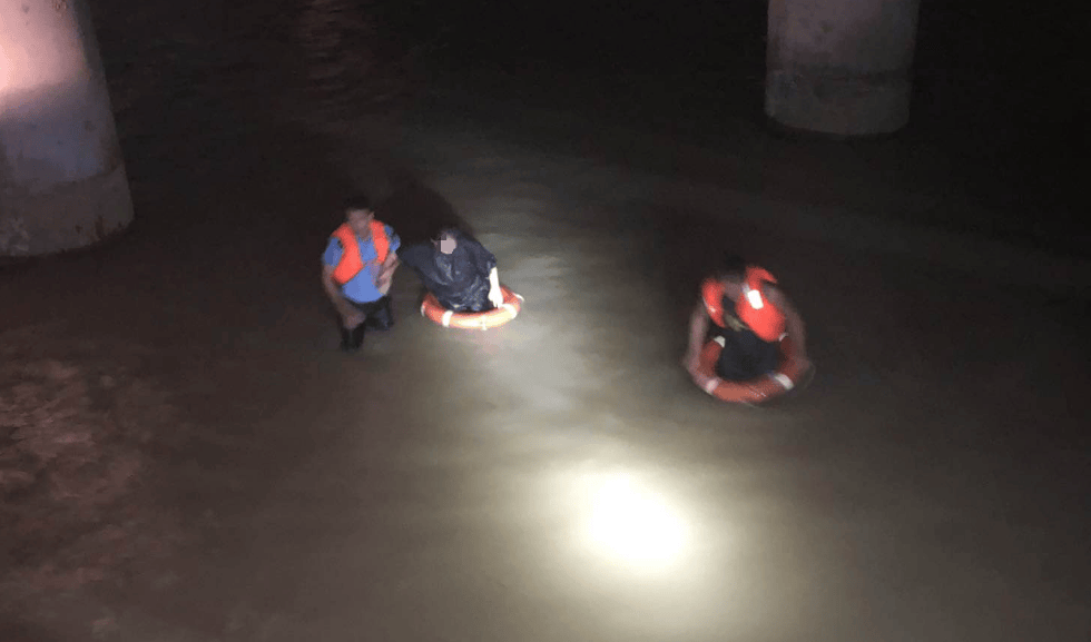 皇冠登录地址_突发!珠海“钓鱼哥”河边钓鱼皇冠登录地址,突然丢下鱼竿拔腿就跑……