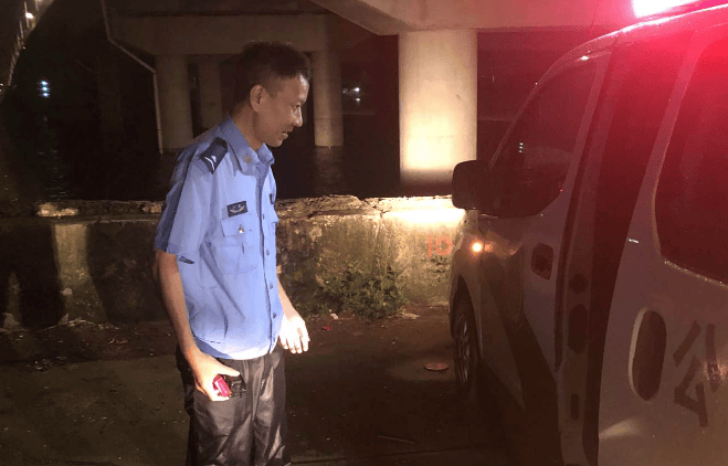 皇冠登录地址_突发!珠海“钓鱼哥”河边钓鱼皇冠登录地址,突然丢下鱼竿拔腿就跑……