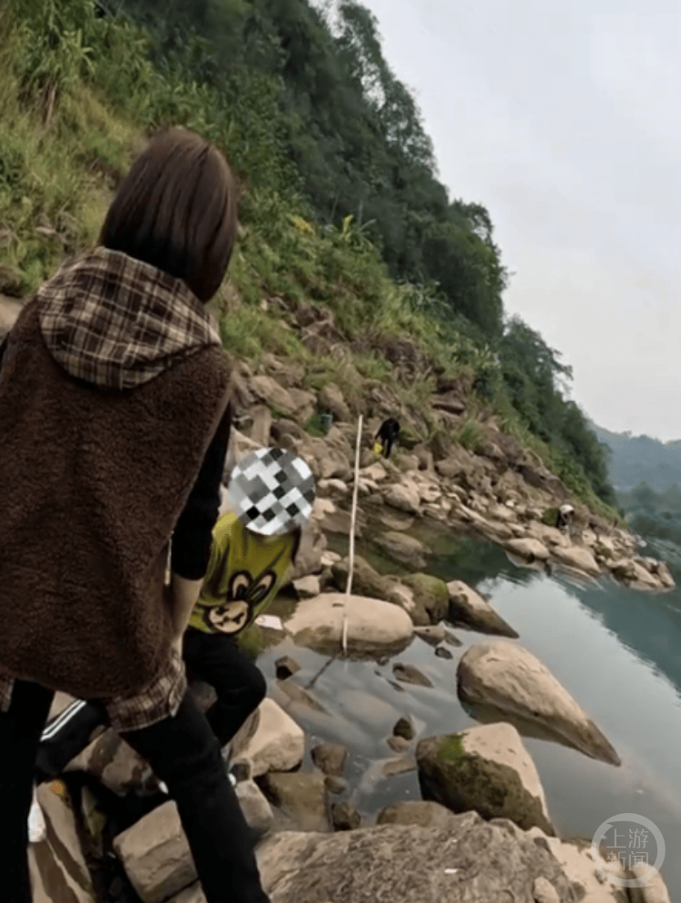 皇冠信用網登2代理_父亲跳河救女不幸遇难皇冠信用網登2代理,钓友用一根竹竿救回小女孩