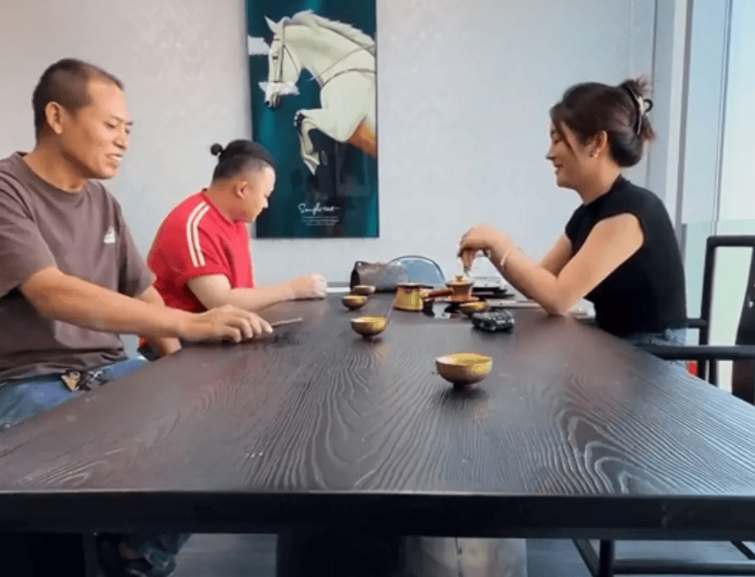 如何申请皇冠信用网_被撞劳斯莱斯车主:不需要货车司机赔偿