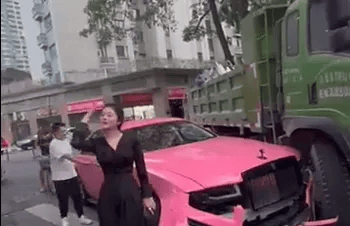 如何申请皇冠信用网_被撞劳斯莱斯车主:不需要货车司机赔偿