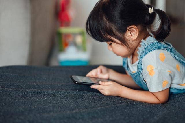 皇冠信用网账号注册_女儿回家唱起“一条大香蕉”皇冠信用网账号注册,杭州爸爸有点上头:这样的同桌要不要换?