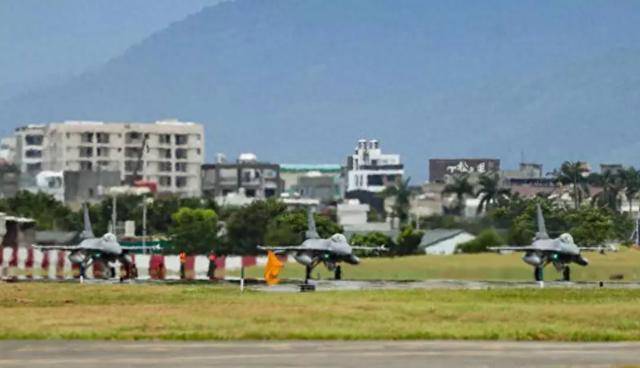 皇冠信用网出租足球_实现两岸统一皇冠信用网出租足球,或不用解放军出手:台媒曝光岛内大问题