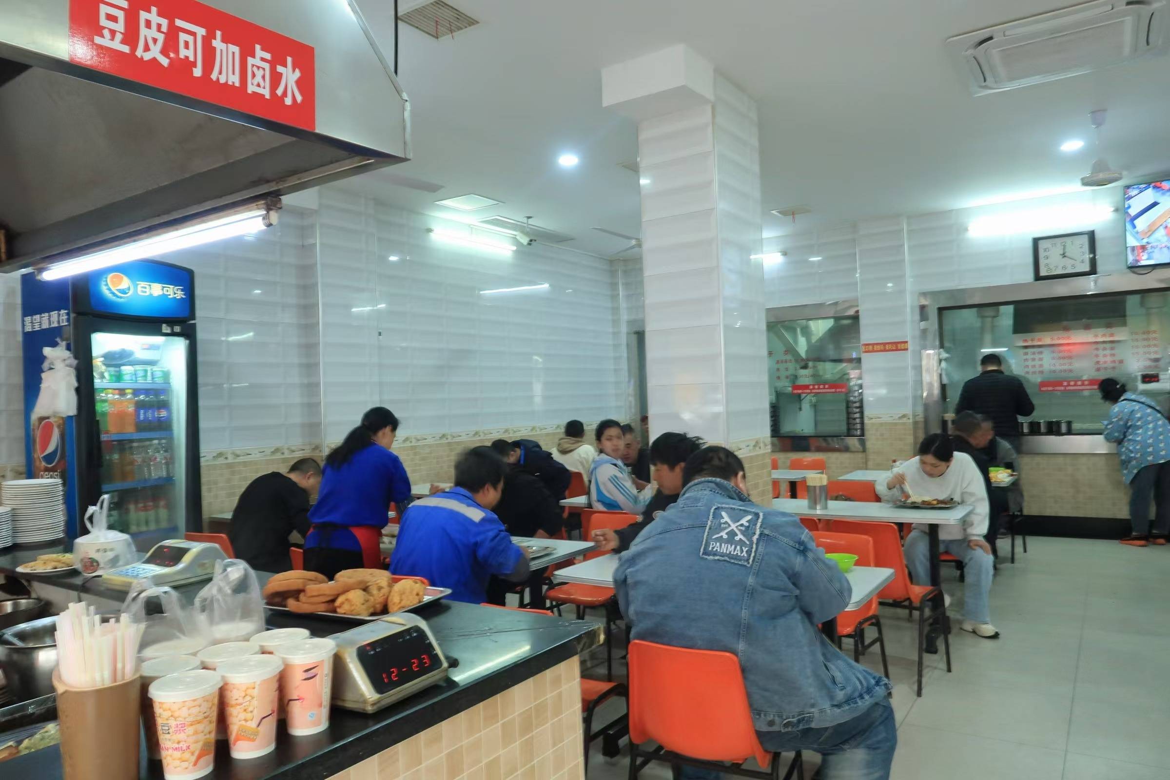 皇冠信用网开户_武汉一小吃店贴出“免费吃饱”告示皇冠信用网开户,店主:有困难就来,不用不好意思