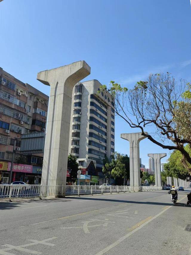 皇冠信用网开户_“当初就不该建皇冠信用网开户!”广西烂尾轻轨“幻想柱”被拆 市民称又浪费一次钱