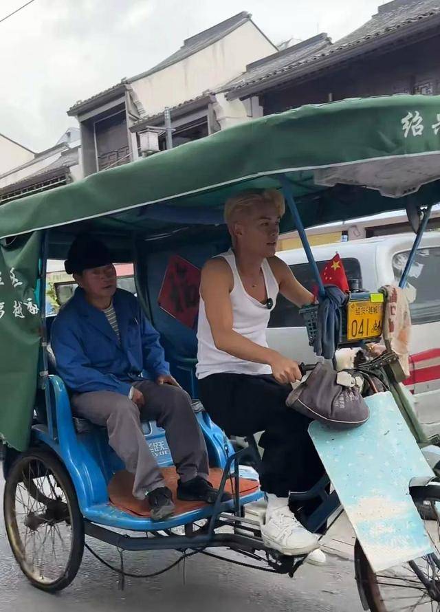 皇冠信用盘会员申请_歌手吴克群在绍兴街头蹬三轮皇冠信用盘会员申请,网友:好接地气