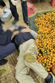 足球盘口代理_昆明一老人赶集摔倒压坏水果摊!中午就带着家属找来了足球盘口代理,摊主慌了……
