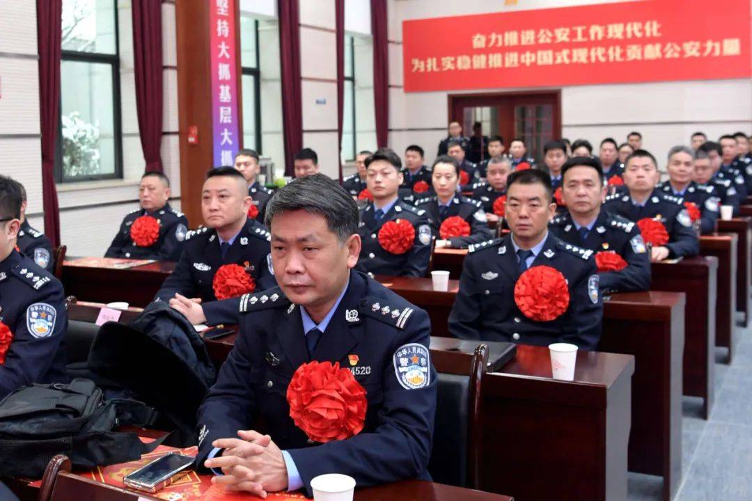 皇冠登1登2登3出租_深夜皇冠登1登2登3出租,派出所所长昏倒在副所长寝室门外……