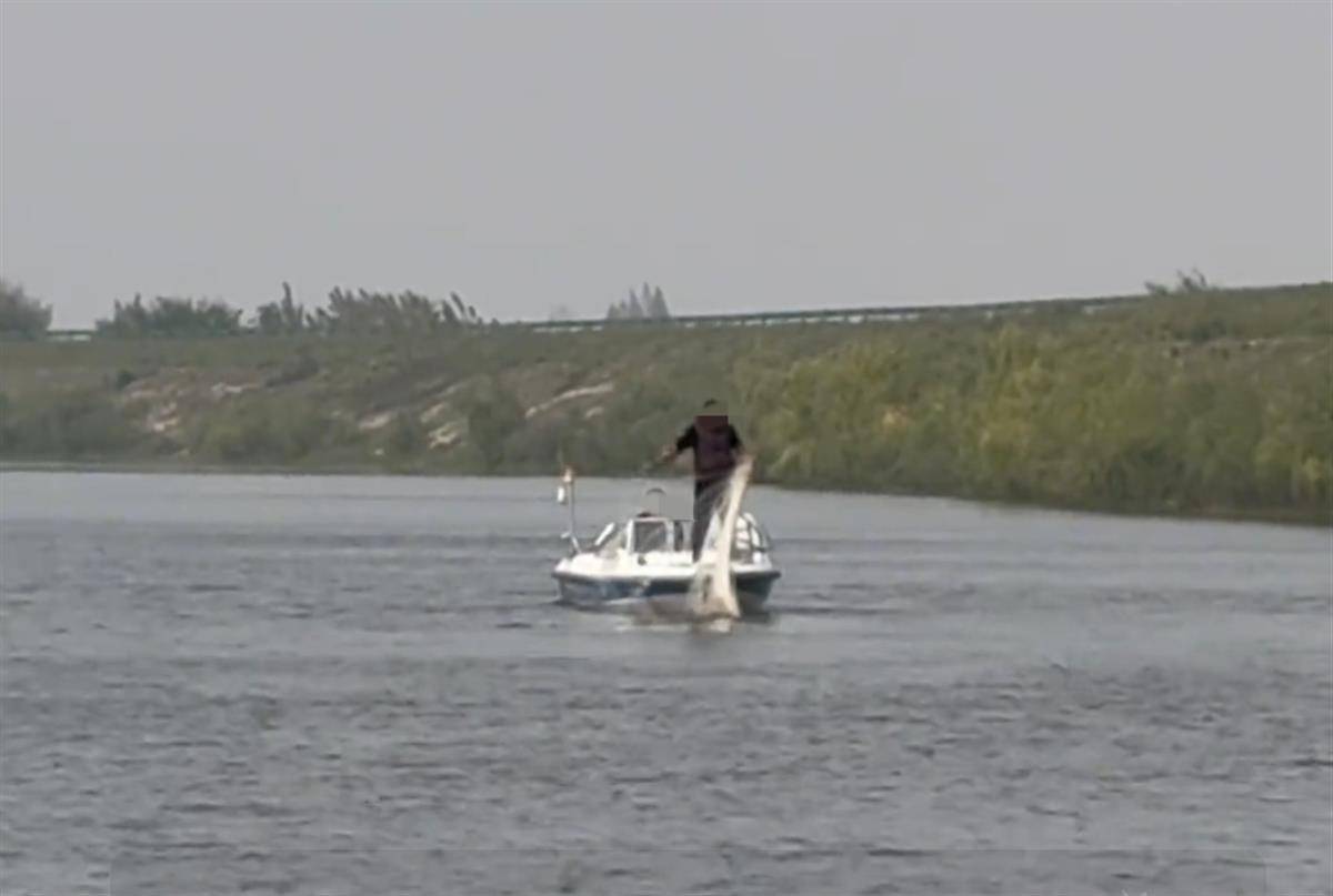 皇冠信用盘代理登3_安徽巢湖渔政管理人员在禁捕区违规捕捞皇冠信用盘代理登3?管理站:系协助开展渔业资源调查