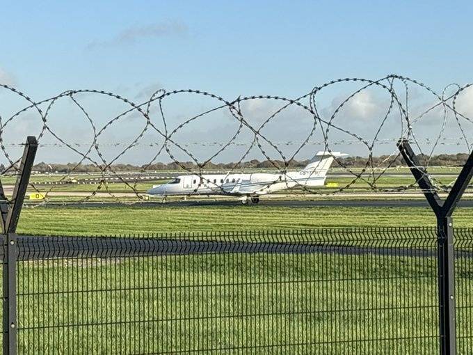 皇冠信用網登123_他来了!曼联新帅阿莫林所乘私人飞机皇冠信用網登123,刚刚抵达曼彻斯特