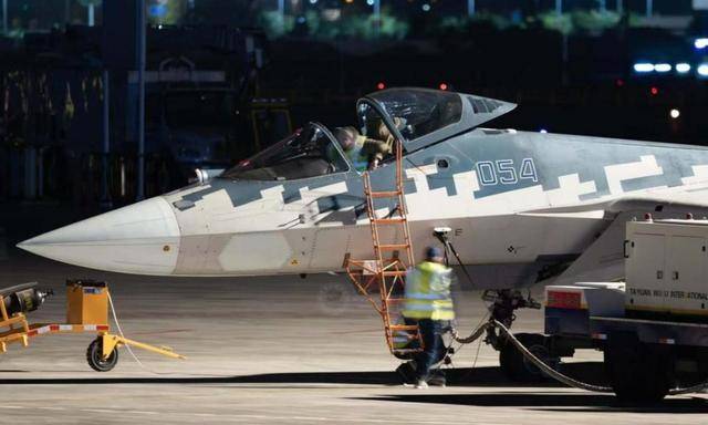 皇冠信用网怎么租_俄罗斯真实在!苏57拆下雷达罩皇冠信用网怎么租,弹舱打开随便看,背后用意不一般