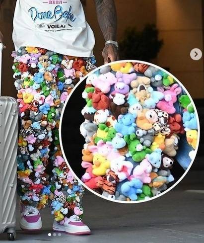 皇冠信用网在线申请_“打破时尚常规”皇冠信用网在线申请,美国一男子将200多个毛绒玩具缝在牛仔裤上