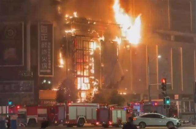 皇冠信用盘代理_成都一商场凌晨起火皇冠信用盘代理,记者现场实探:户外广告牌着火,部分商铺暂停营业