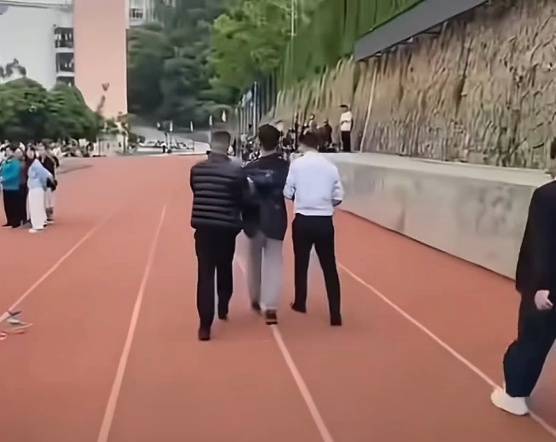 如何注册皇冠足球代理_学生上台指责学校“有钱建草堂没钱修宿舍”如何注册皇冠足球代理,云南富宁已成立调查组