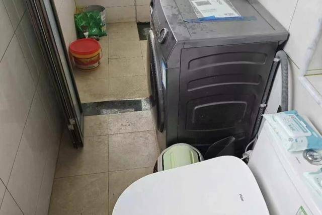 介绍个信用网网址_海淀一居民阳台屋顶频繁漏水介绍个信用网网址,竟是楼上把阳台改成了卫生间