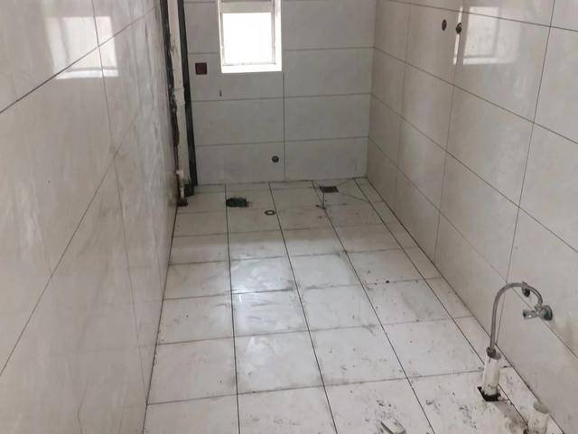 介绍个信用网网址_海淀一居民阳台屋顶频繁漏水介绍个信用网网址,竟是楼上把阳台改成了卫生间