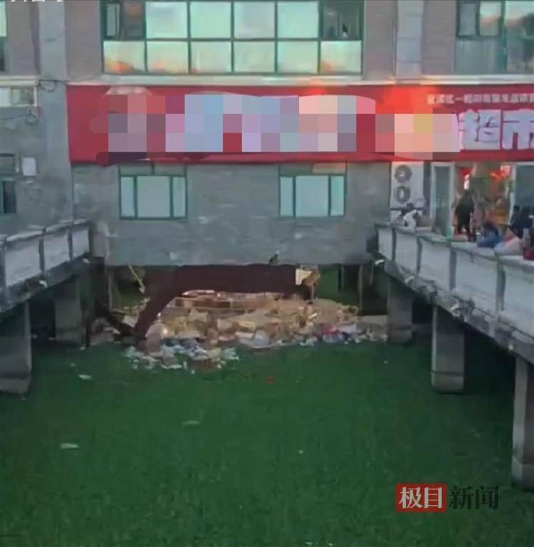 皇冠信用網最新地址_昆明一超市开业6天就地面塌陷皇冠信用網最新地址,有顾客称坠河受伤,店铺已暂时停业