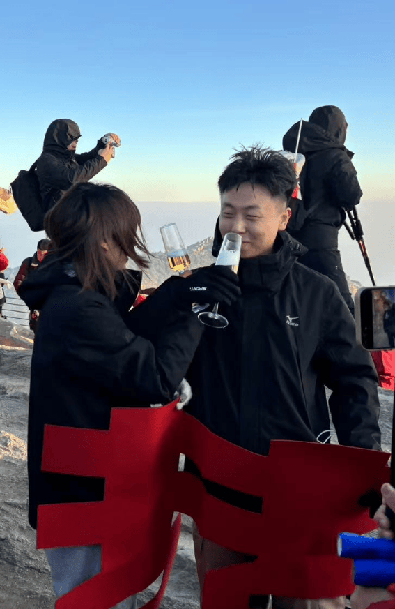 皇冠信用網会员开户_山东小伙在泰山山顶求婚皇冠信用網会员开户,路人送上高脚杯和酒:普通求婚升华了